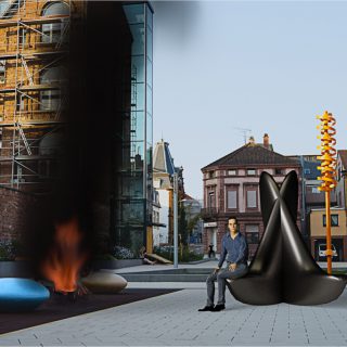 Ein brennender Autoreifen liegt auf der Rheinberger Passage in Pirmasens. Daneben sitzt ein Mann vor einer Skulptur.