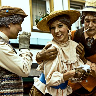 Drei Schauspieler bei einem Strassentheaterfestival