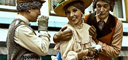 Drei Schauspieler bei einem Strassentheaterfestival