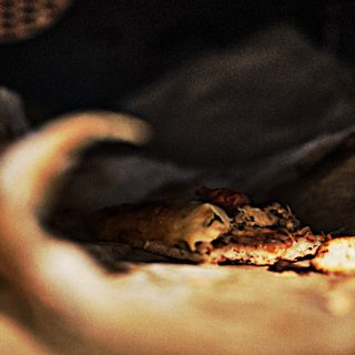 Backblech mit Pizza im Ofen