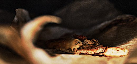 Backblech mit Pizza im Ofen