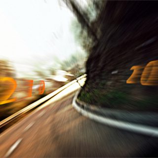 Grauer Anzug: Der Wahnsinn rast im SUV davon 1