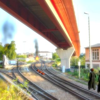 Unscharfes Traumbild von Feuer und Gleisen