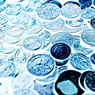 Münzen liegen auf einem Tisch