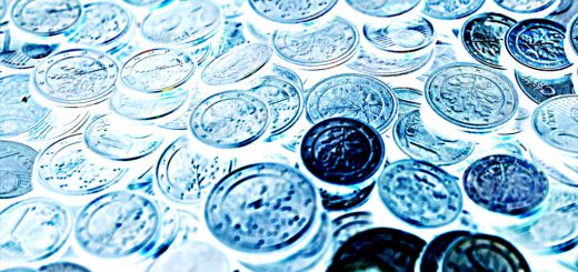 Münzen liegen auf einem Tisch