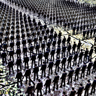 Männer stehen in Kolonnen auf einem Acker. Durchgreifen.